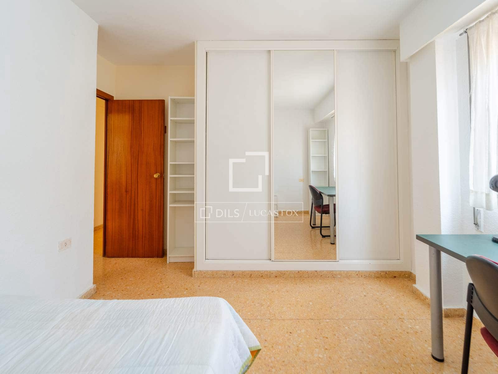 4 bedroom Apartment for sale in Valencia city with garage - € 380,000 (Ref: 9976523)