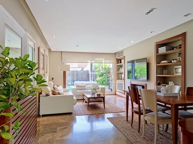 3 slaapkamer Villa te koop in Vilanova i la Geltrú met zwembad garage - € 615.000 (Ref: 9977877)