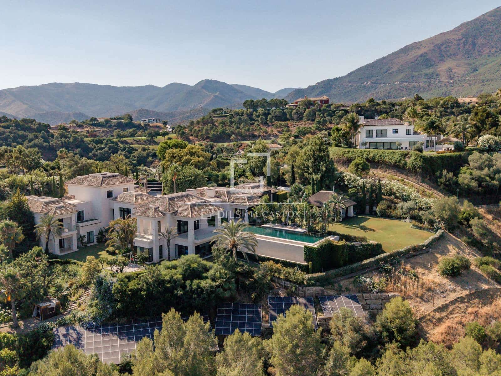 Chalet de 6 habitaciones en Benahavís en venta con piscina garaje - 15.000.000 € (Ref: 9978022)