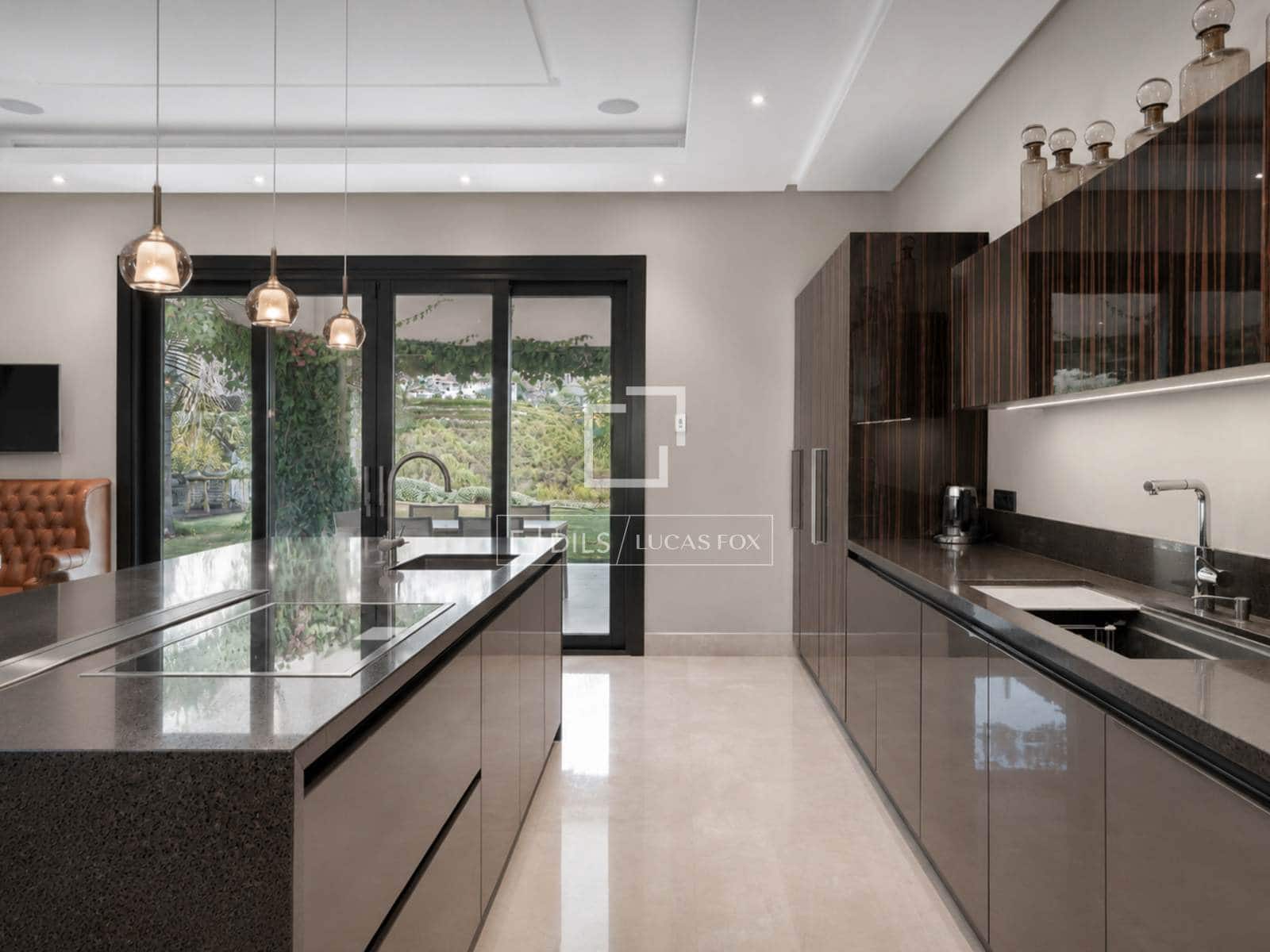 6 bedroom Villa for sale in Benahavis with pool garage - € 15,000,000 (Ref: 9978022)