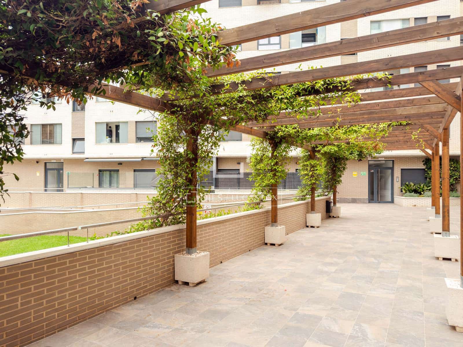 3 bedroom Apartment for rent in Valencia city with pool garage - € 2,600 (Ref: 9981336)