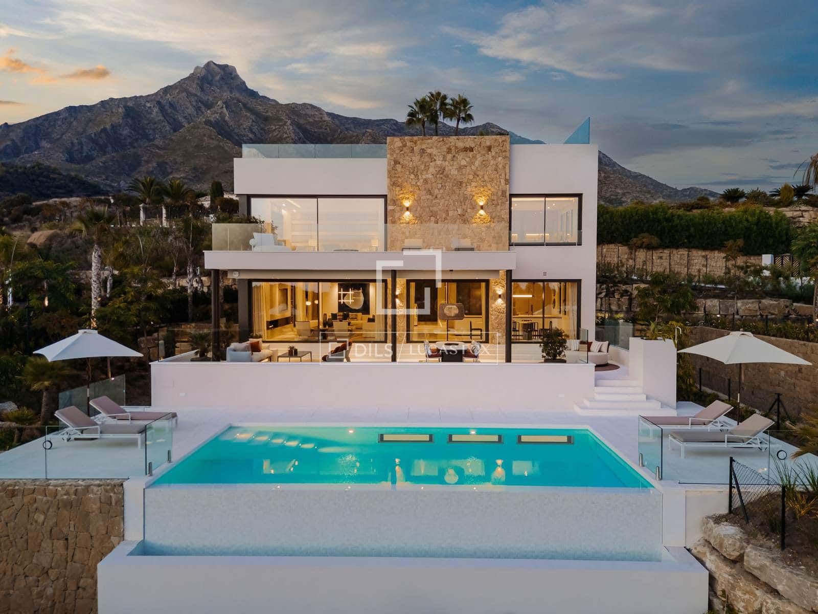 5 sypialnia Willa na sprzedaż w Marbella z basenem garażem - 14 900 000 € (Ref: 9981625)