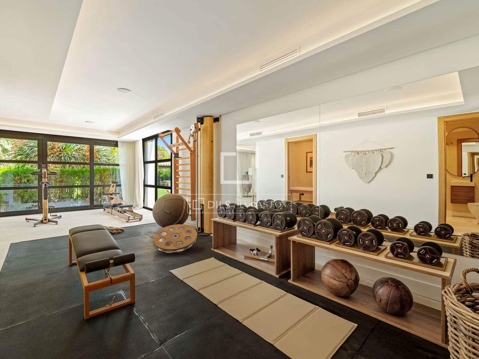 6 bedroom Villa for sale in Marbella with pool garage - € 9,950,000 (Ref: 9982940)