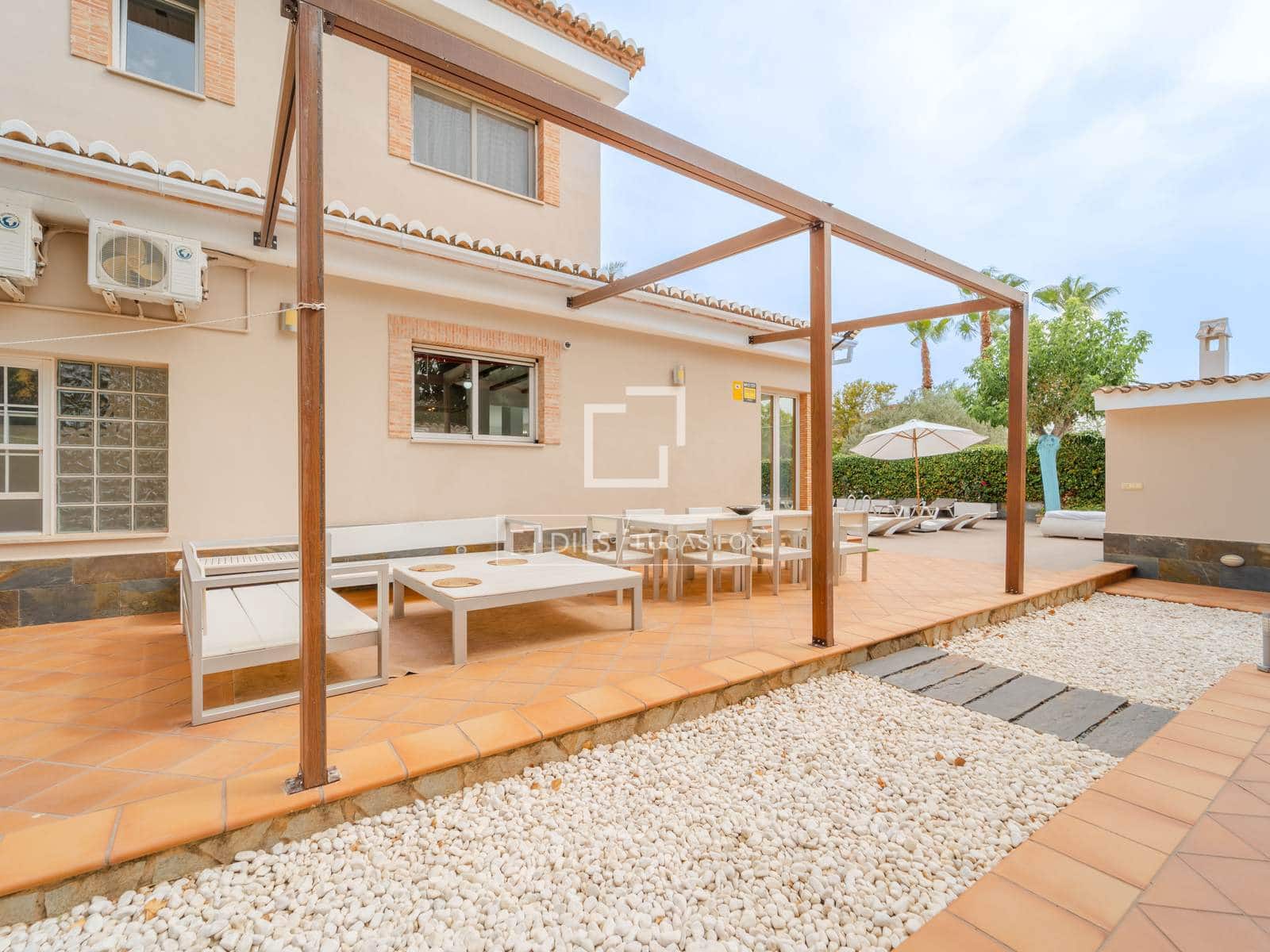 Villa/Maison de 8 chambres à louer à Burjassot avec piscine - 5 500 € (Ref: 9990923)