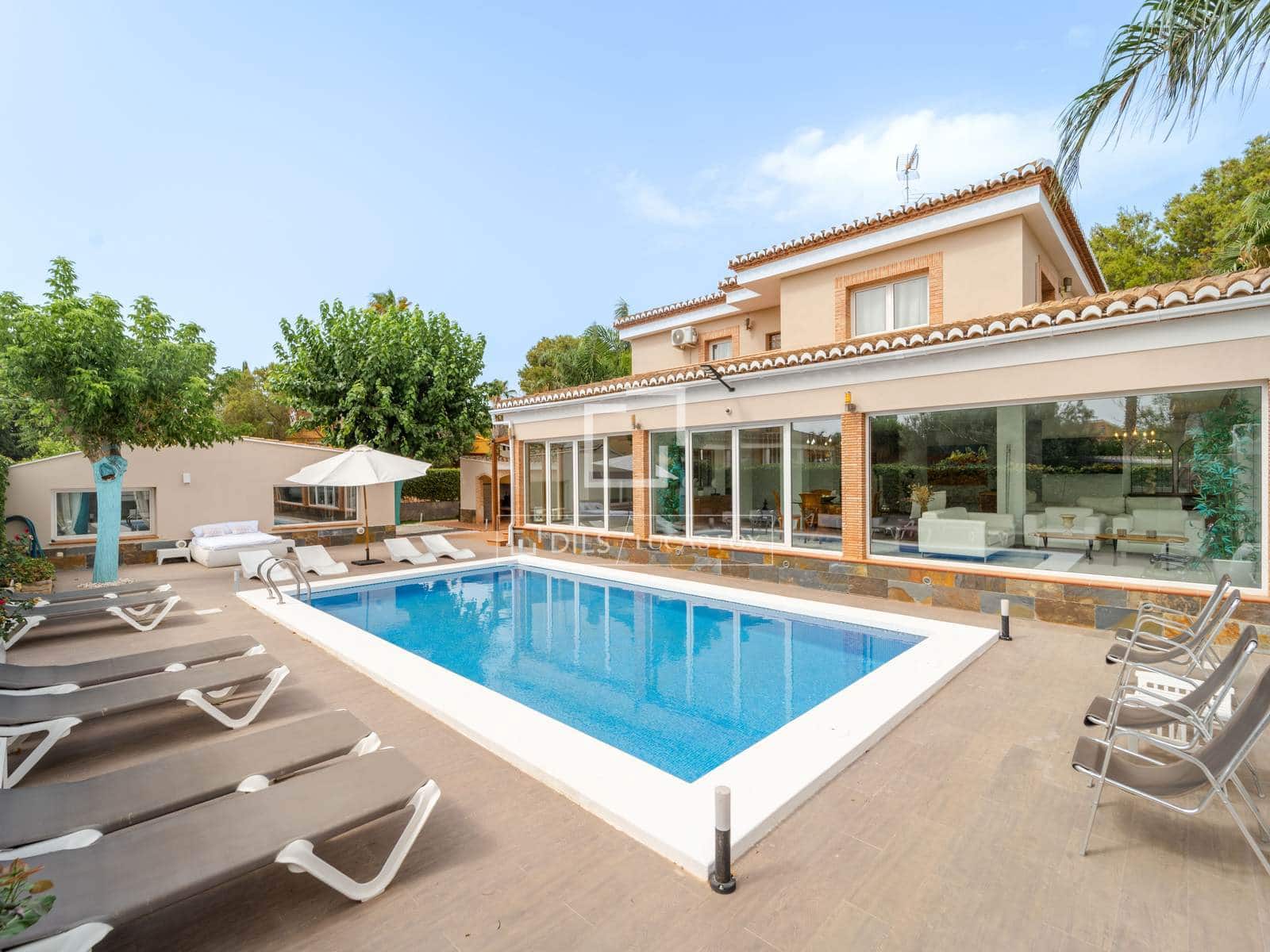 Villa/Maison de 8 chambres à louer à Burjassot avec piscine - 5 500 € (Ref: 9990923)