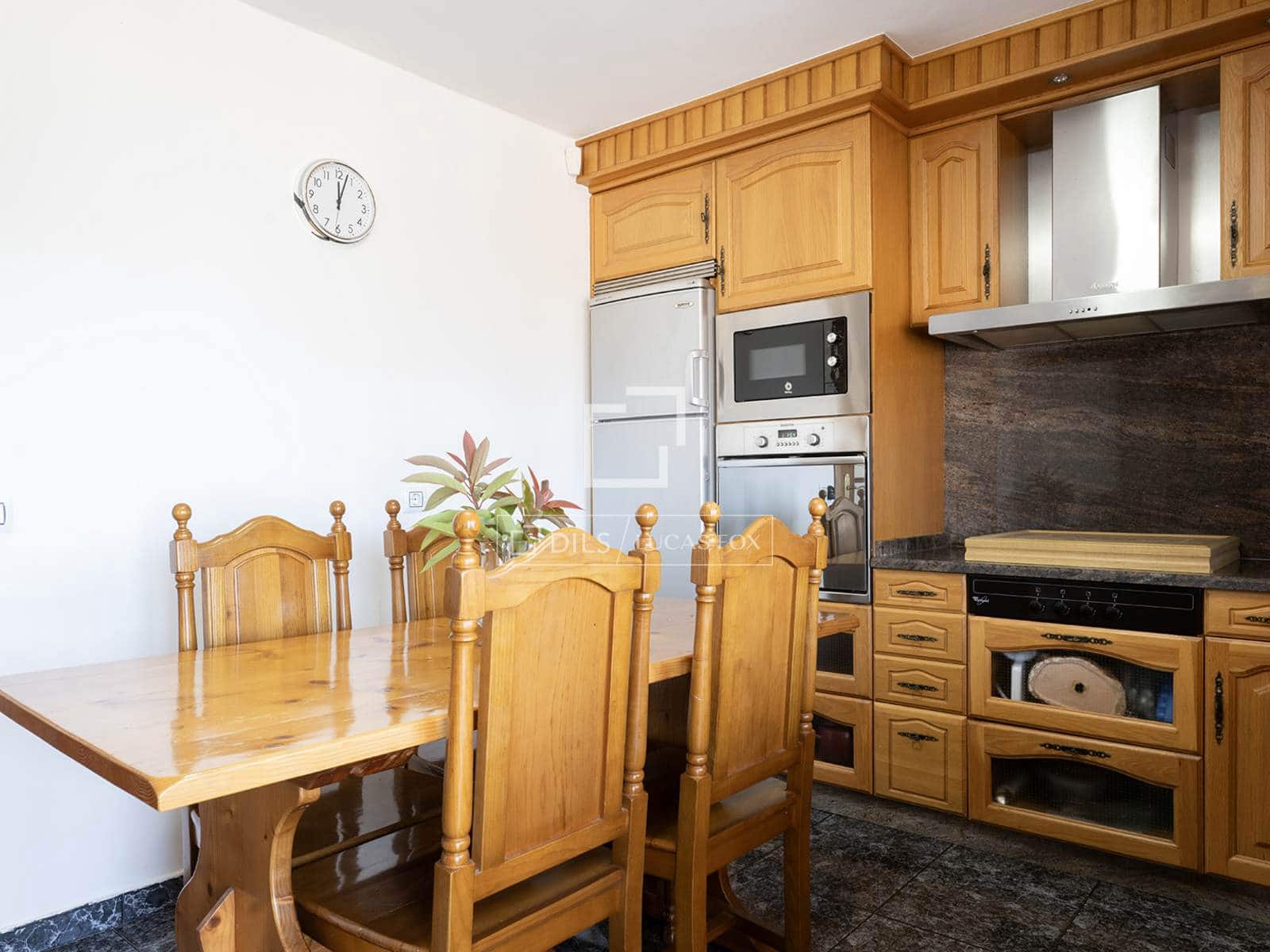 4 bedroom Villa for sale in Oia with pool garage - € 380,000 (Ref: 9990924)
