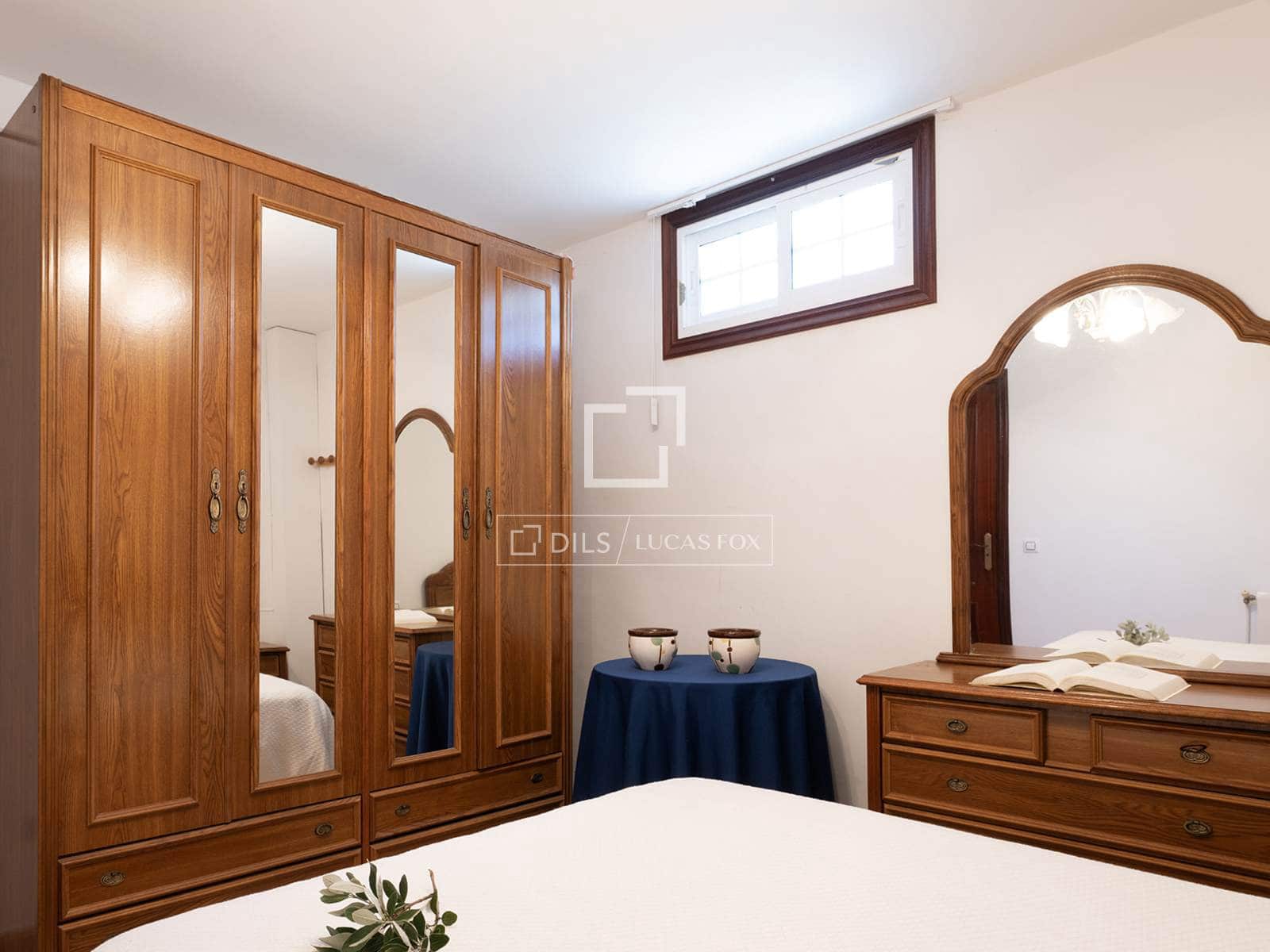 4 bedroom Villa for sale in Oia with pool garage - € 380,000 (Ref: 9990924)