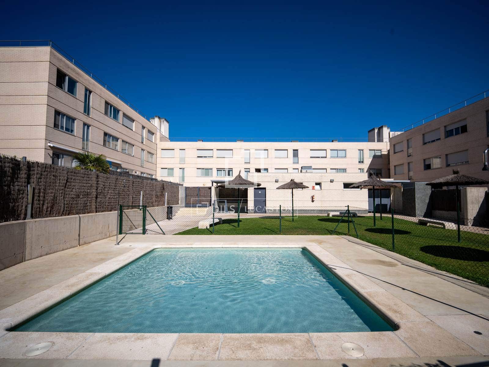 Appartement de 2 chambres à louer à Madrid ville avec piscine garage - 1 400 € (Ref: 9995913)
