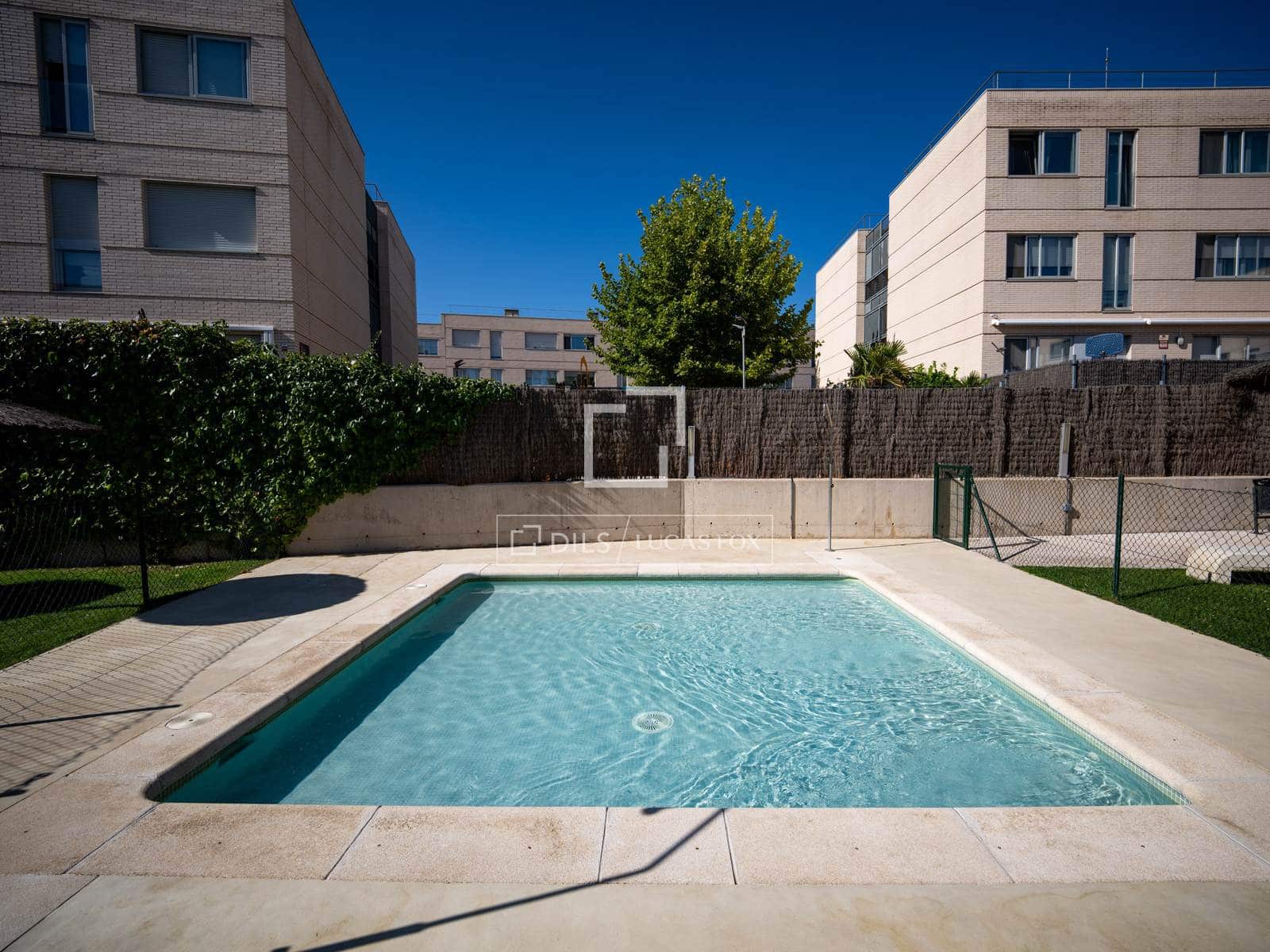Appartement de 2 chambres à louer à Madrid ville avec piscine garage - 1 400 € (Ref: 9995913)