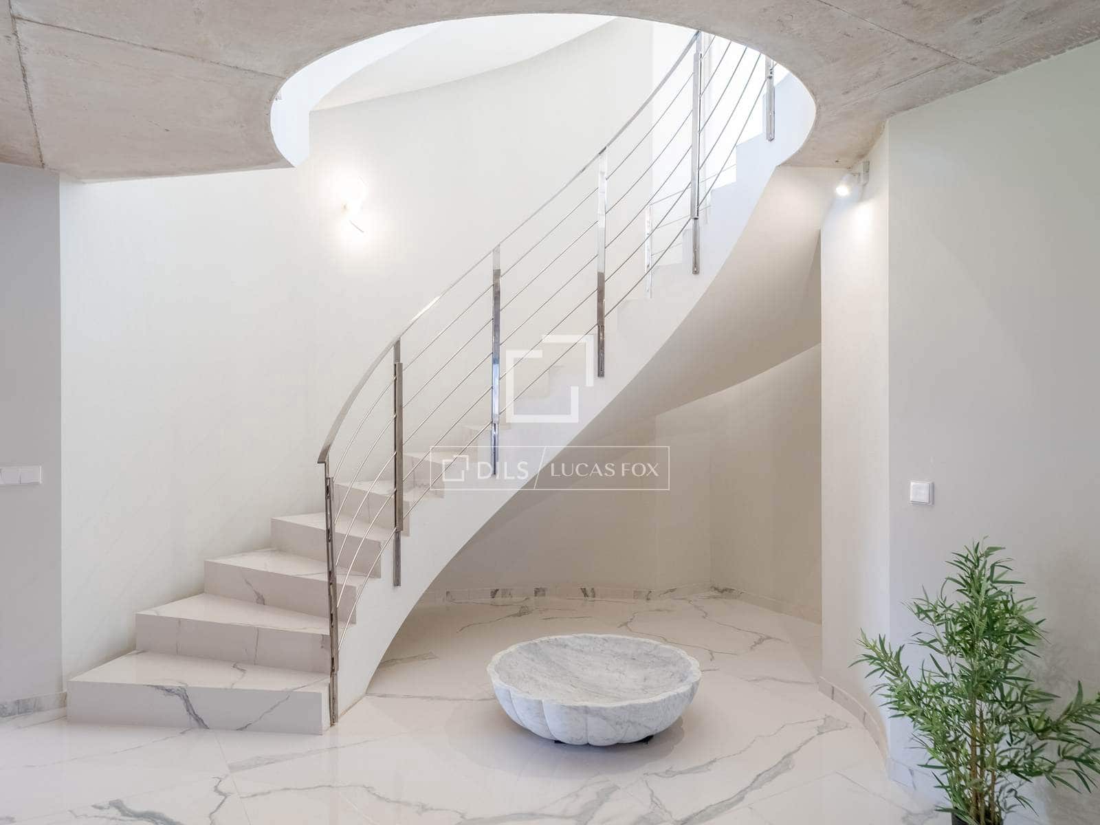 5 bedroom Villa for sale in La Pobla de Vallbona with pool garage - € 1,795,000 (Ref: 9996027)