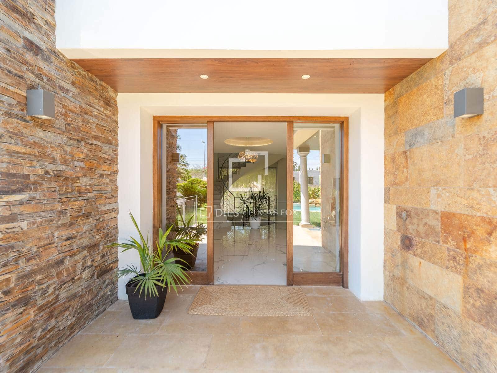 5 bedroom Villa for sale in La Pobla de Vallbona with pool garage - € 1,795,000 (Ref: 9996027)