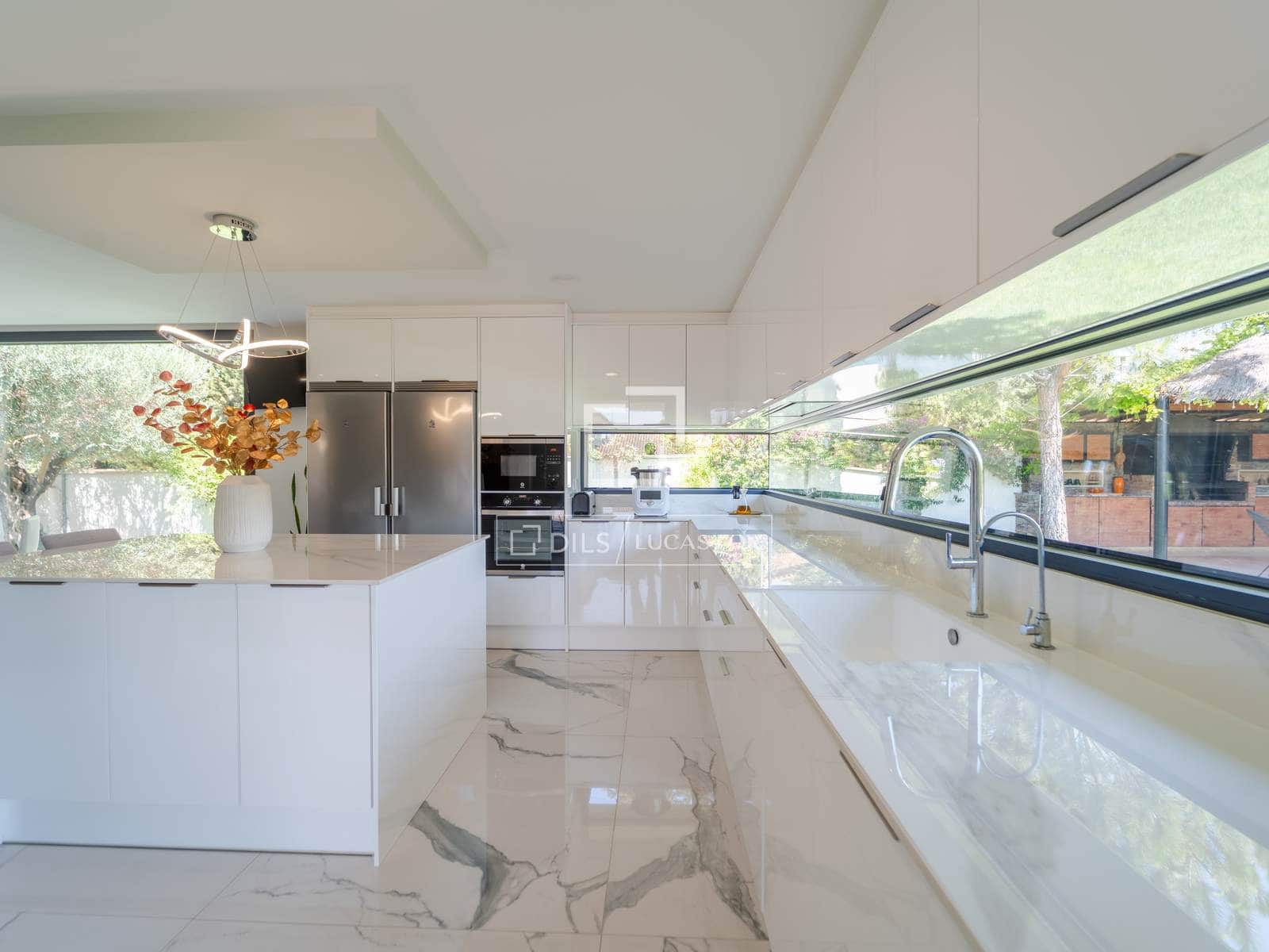5 bedroom Villa for sale in La Pobla de Vallbona with pool garage - € 1,795,000 (Ref: 9996027)
