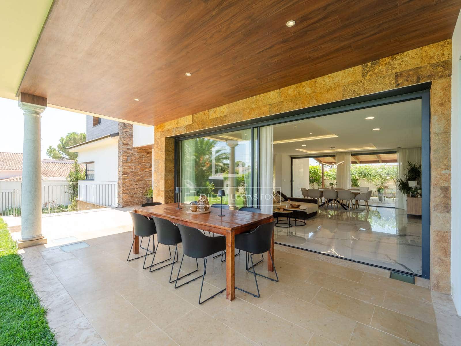 5 bedroom Villa for sale in La Pobla de Vallbona with pool garage - € 1,795,000 (Ref: 9996027)