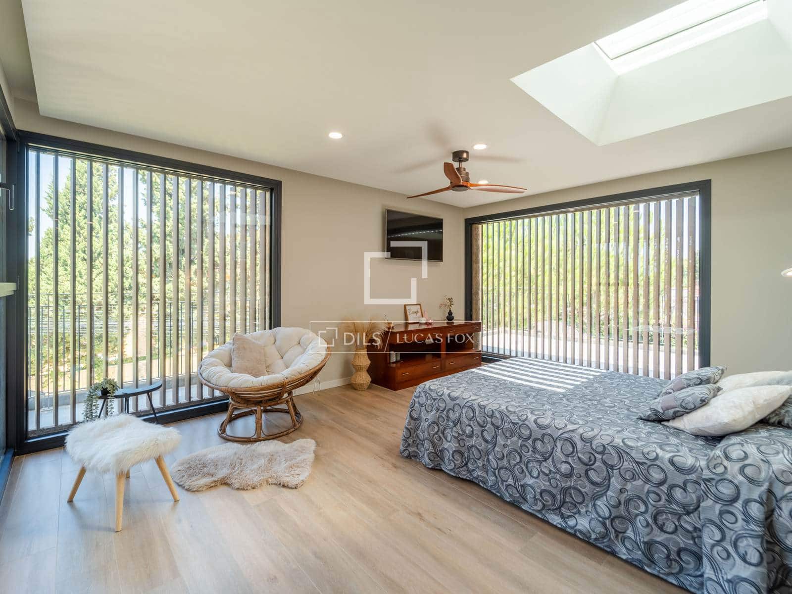 5 bedroom Villa for sale in La Pobla de Vallbona with pool garage - € 1,795,000 (Ref: 9996027)