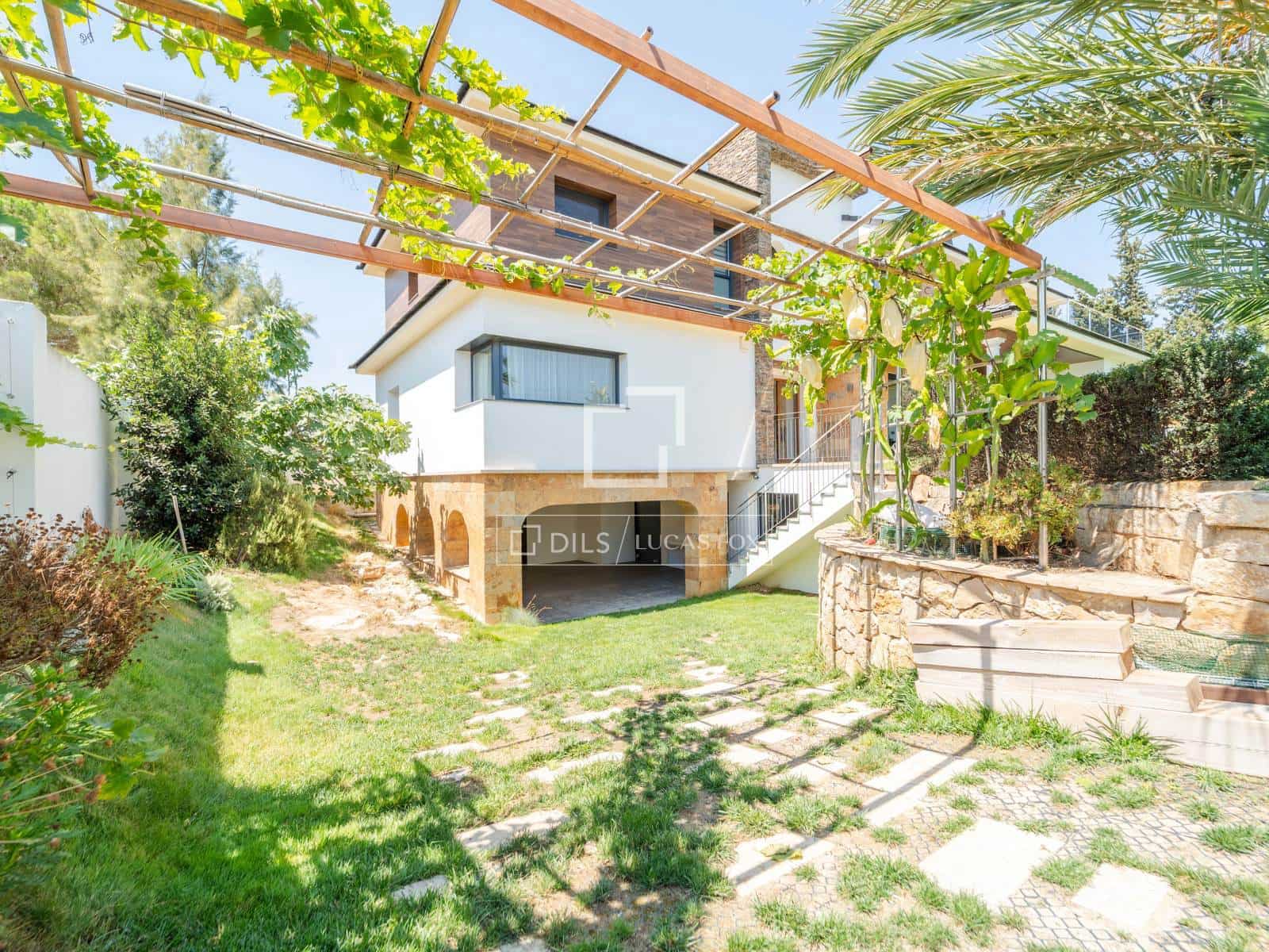 5 bedroom Villa for sale in La Pobla de Vallbona with pool garage - € 1,795,000 (Ref: 9996027)