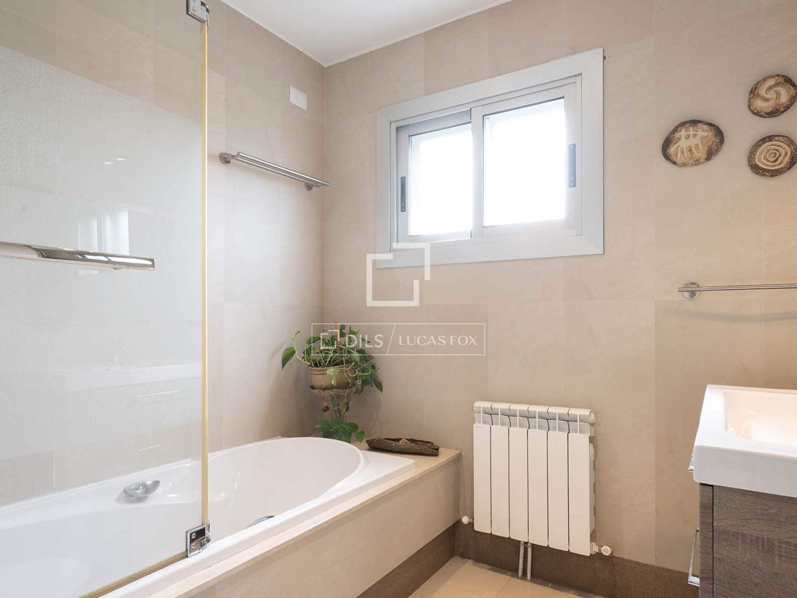 4 bedroom Villa for sale in Nigran with pool garage - € 1,020,000 (Ref: 9996278)