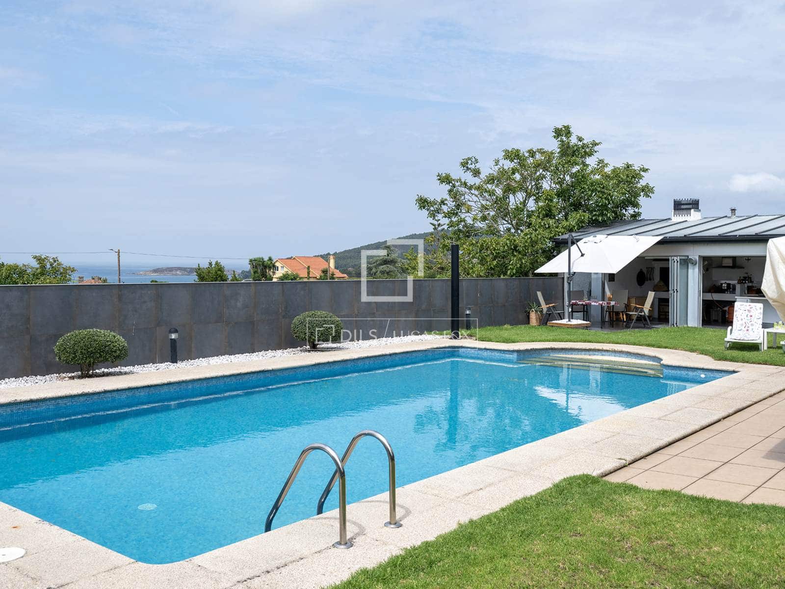 4 bedroom Villa for sale in Nigran with pool garage - € 1,020,000 (Ref: 9996278)