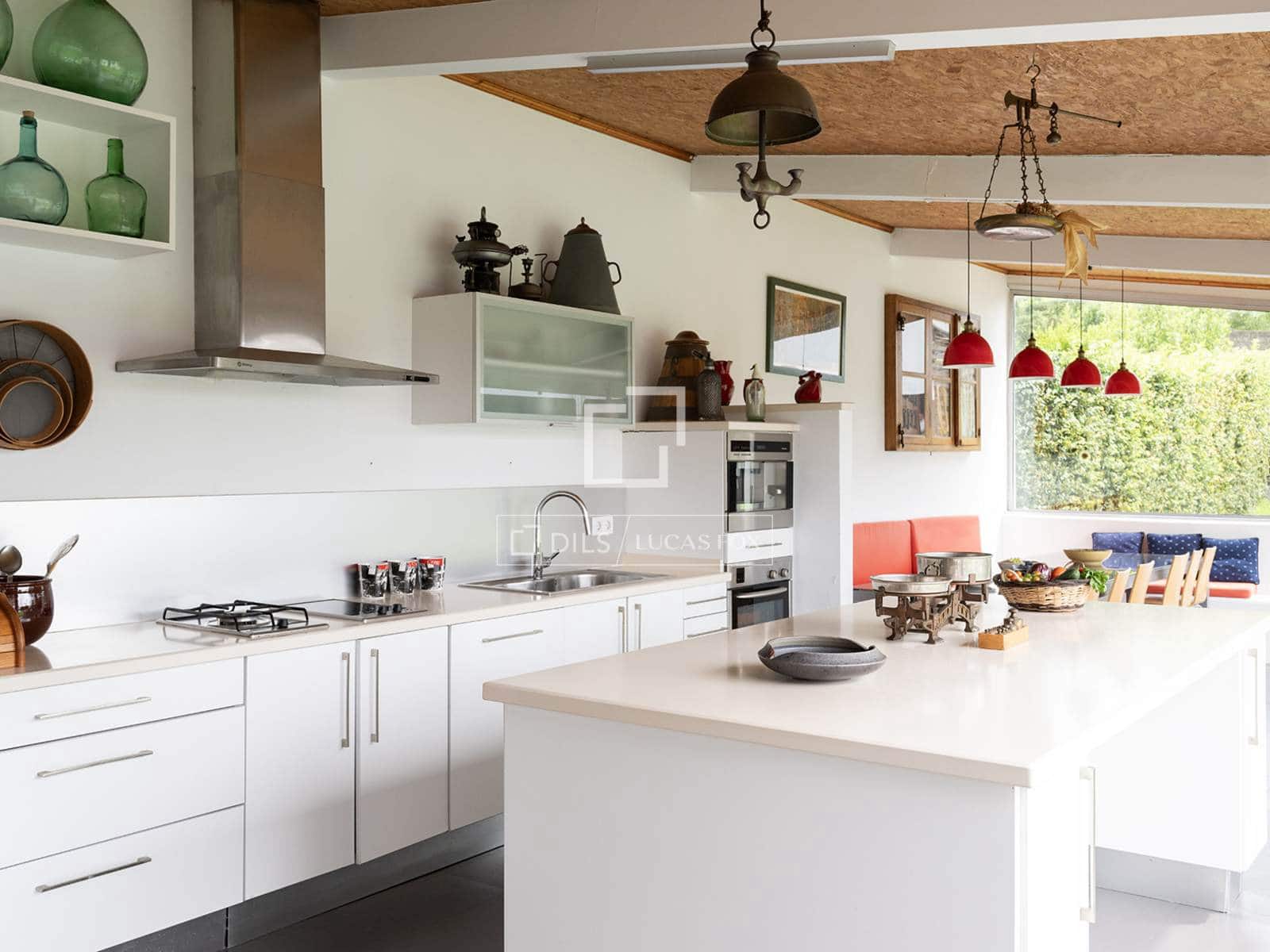 4 bedroom Villa for sale in Nigran with pool garage - € 1,020,000 (Ref: 9996278)
