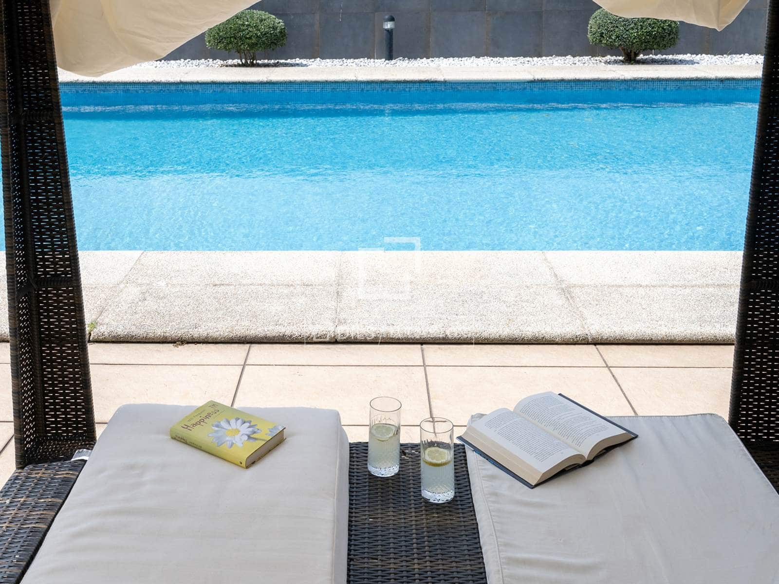 4 bedroom Villa for sale in Nigran with pool garage - € 1,020,000 (Ref: 9996278)