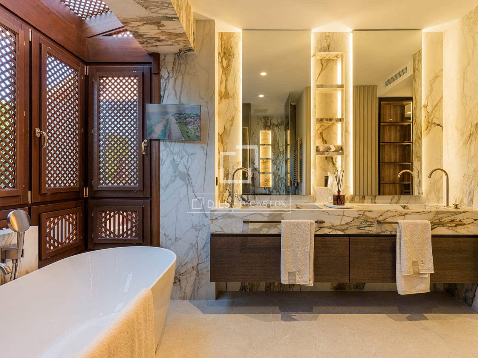 Ático de 3 habitaciones en Estepona en venta con piscina garaje - 4.995.000 € (Ref: 9997702)