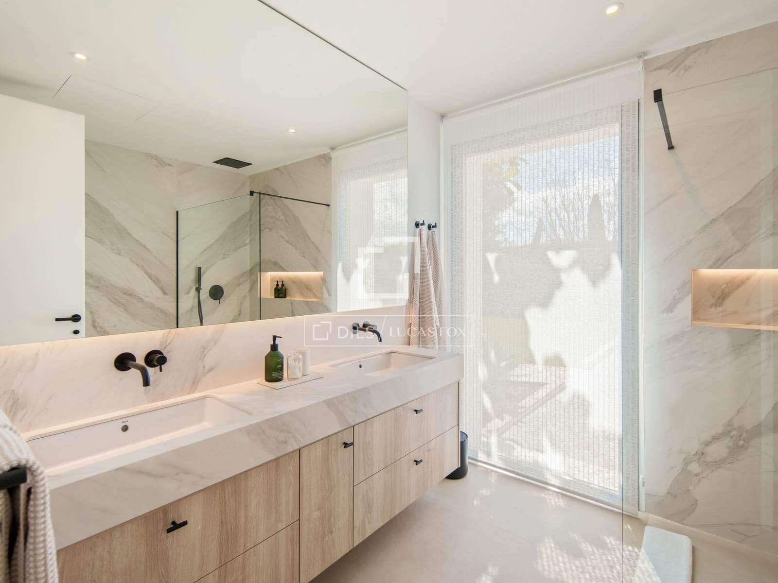 5 bedroom Villa for sale in Marbella with pool garage - € 4,880,000 (Ref: 9997703)