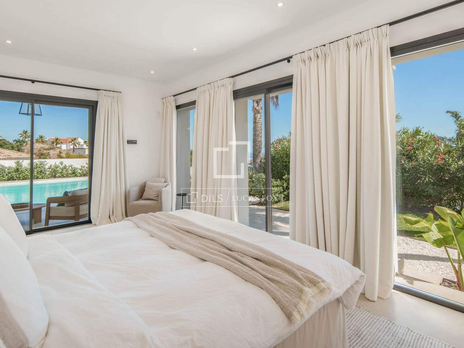 5 bedroom Villa for sale in Marbella with pool garage - € 4,880,000 (Ref: 9997703)