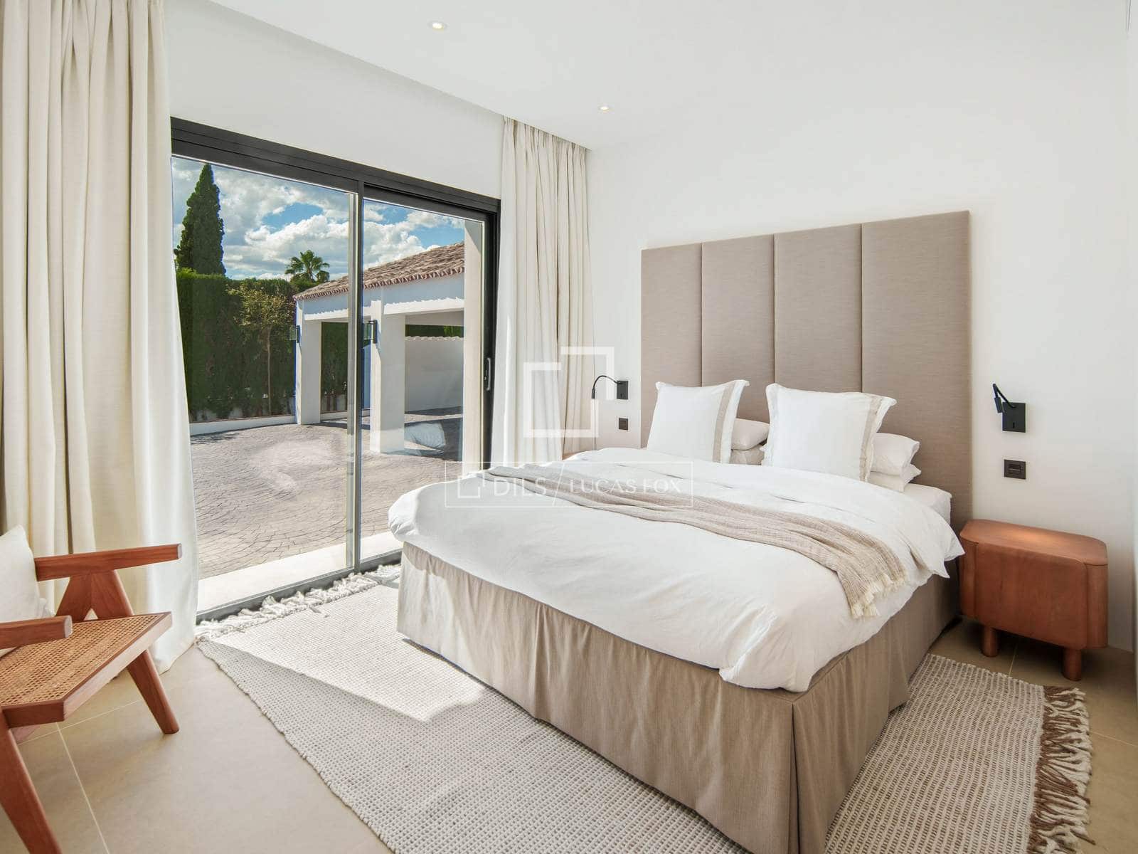 5 bedroom Villa for sale in Marbella with pool garage - € 4,880,000 (Ref: 9997703)