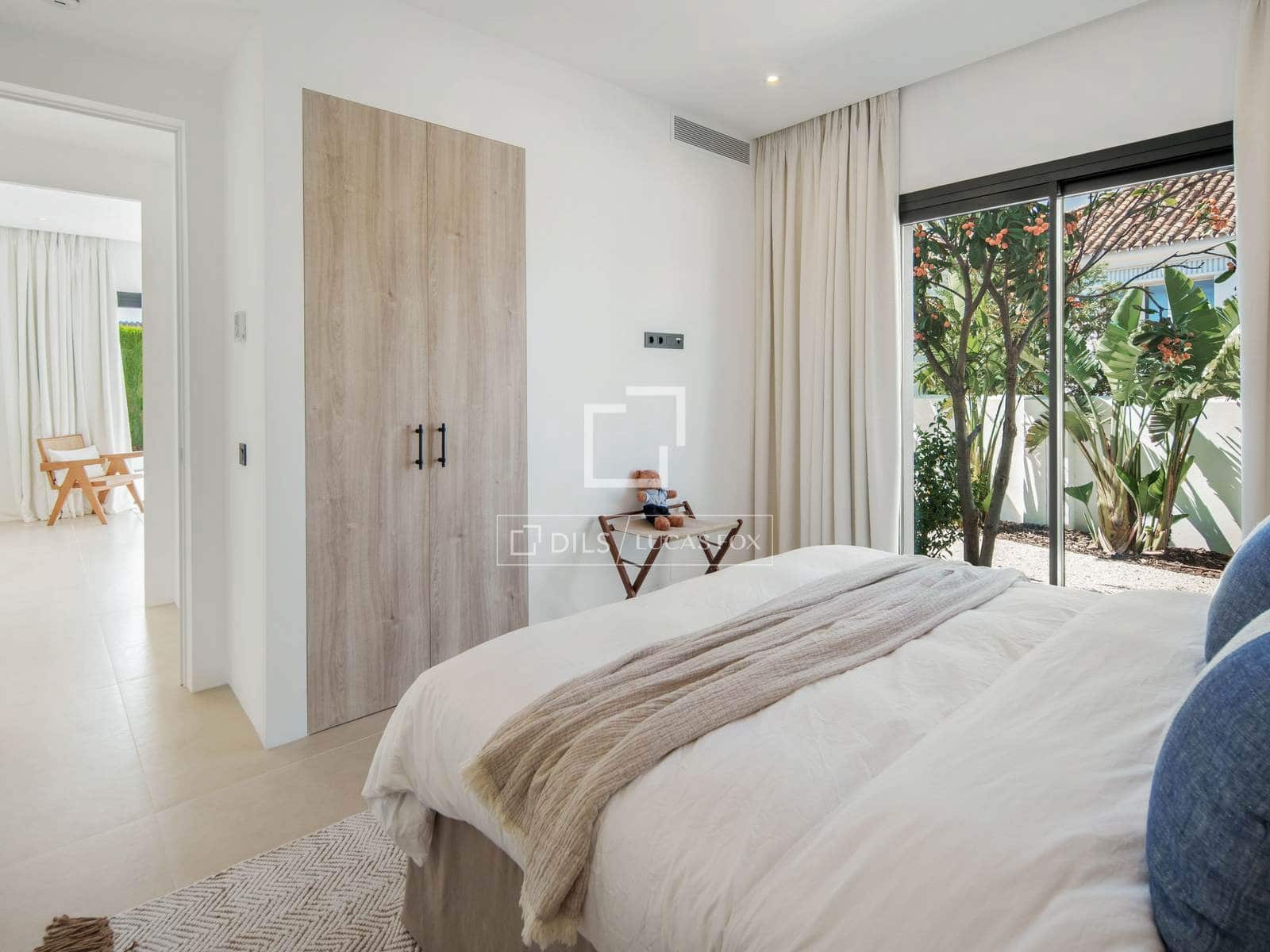 5 bedroom Villa for sale in Marbella with pool garage - € 4,880,000 (Ref: 9997703)