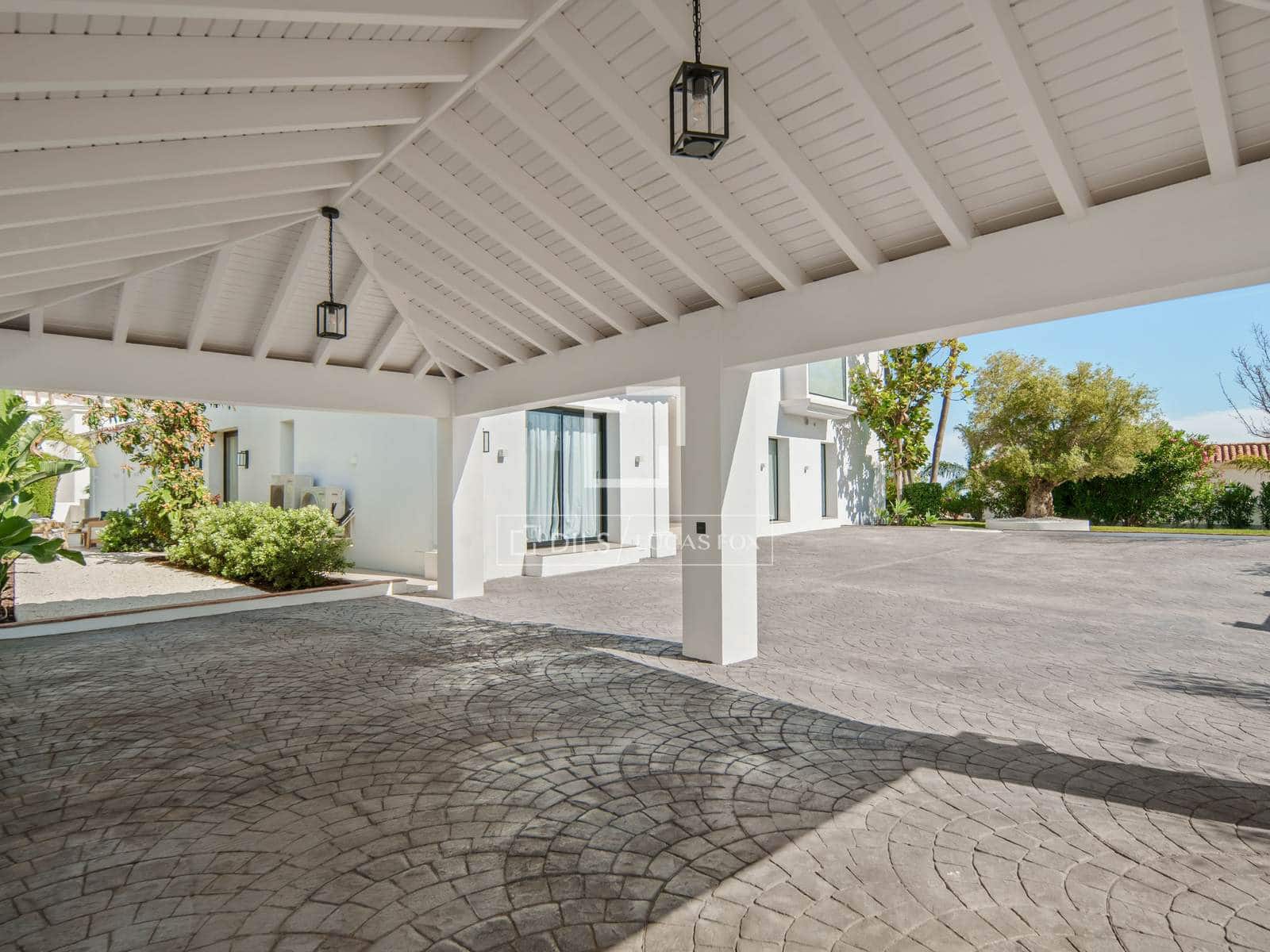 5 bedroom Villa for sale in Marbella with pool garage - € 4,880,000 (Ref: 9997703)