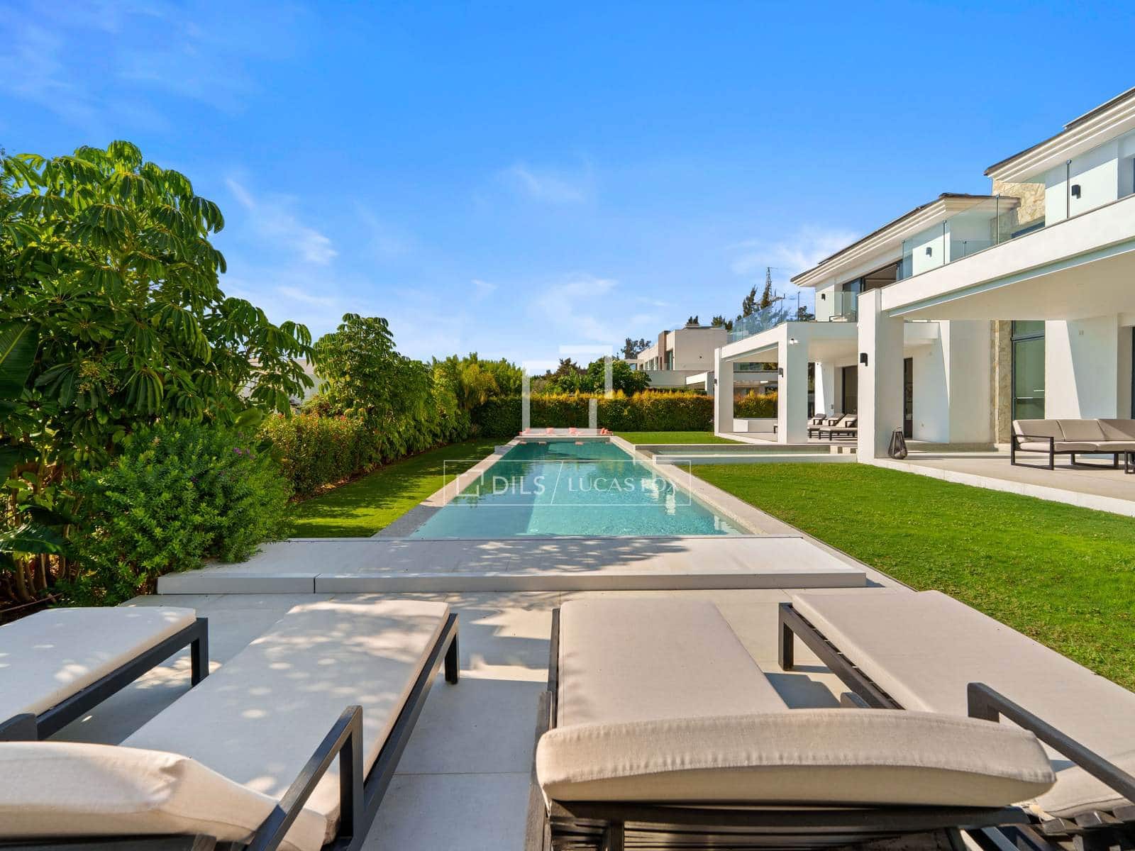 6 bedroom Villa for sale in Marbella with pool garage - € 4,695,000 (Ref: 9997706)