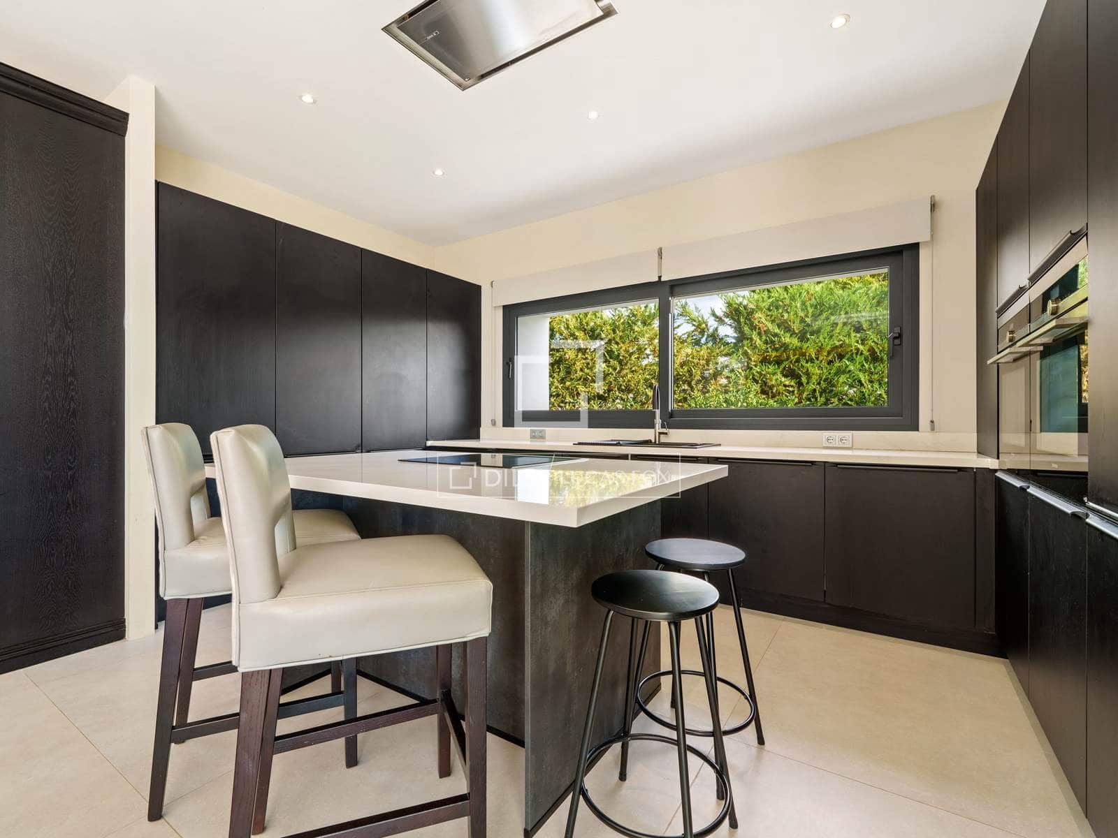 6 bedroom Villa for sale in Marbella with pool garage - € 4,695,000 (Ref: 9997706)