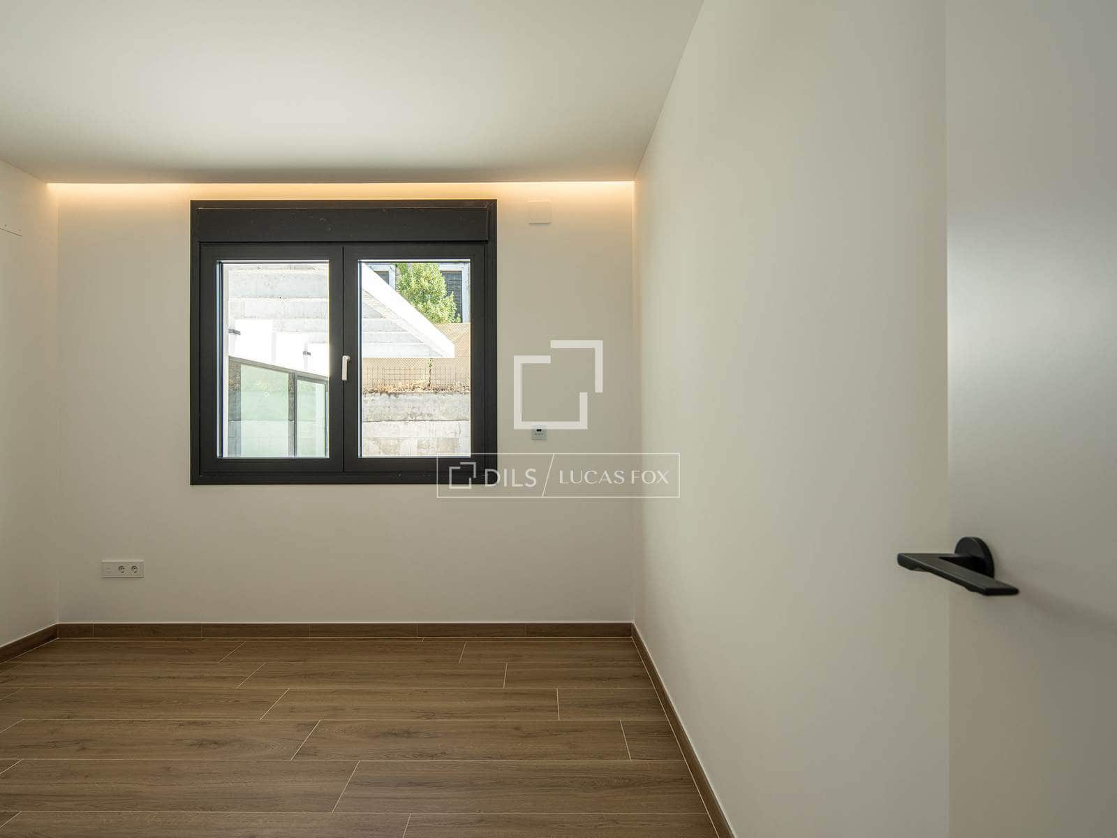 4 sypialnia Willa na sprzedaż w Otura z basenem garażem - 899 000 € (Ref: 9997970)