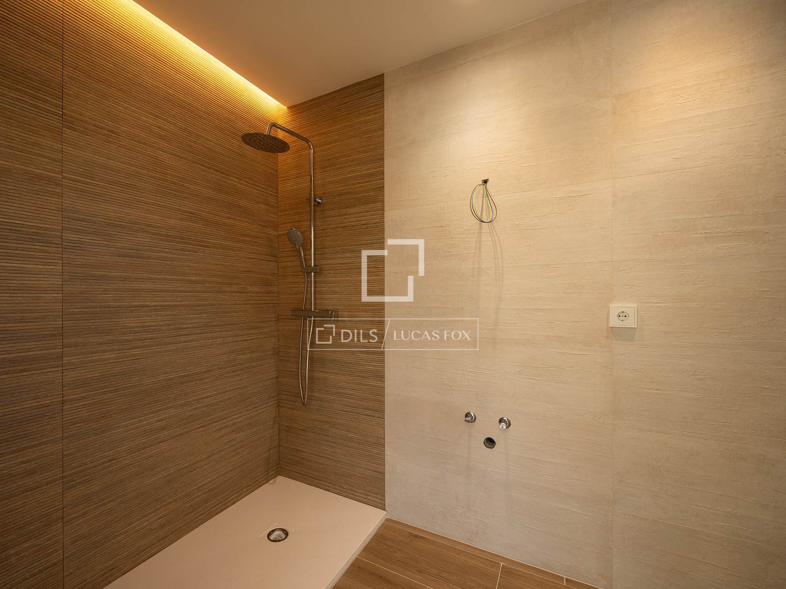 4 sypialnia Willa na sprzedaż w Otura z basenem garażem - 899 000 € (Ref: 9997970)