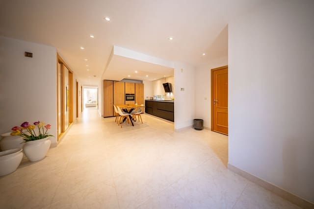 4 slaapkamer Appartement te koop in Arrecife met garage - € 750.000 (Ref: 10033291)