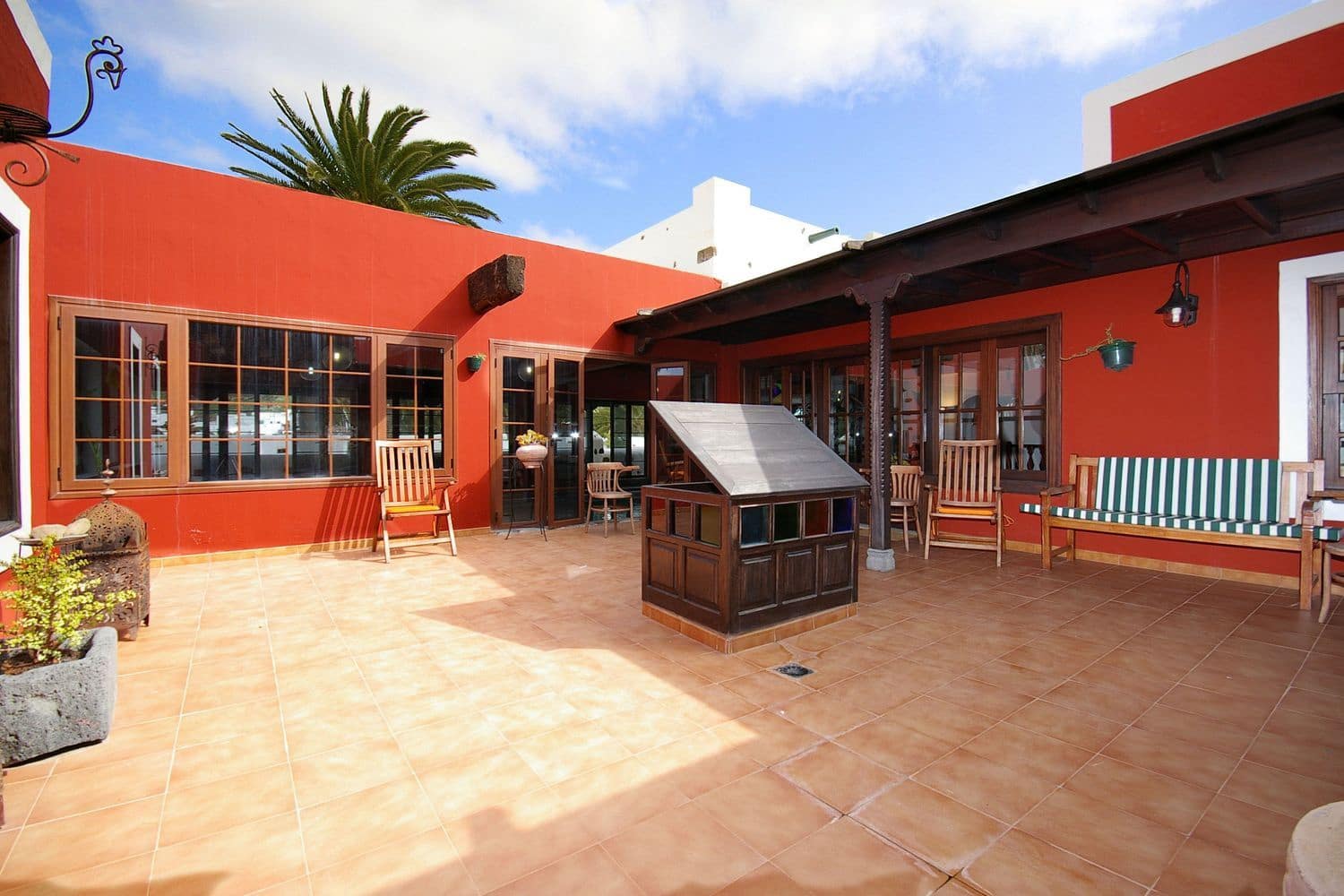 22 bedroom Villa for sale in Haria with pool garage - € 3,500,000 (Ref: 7864981)