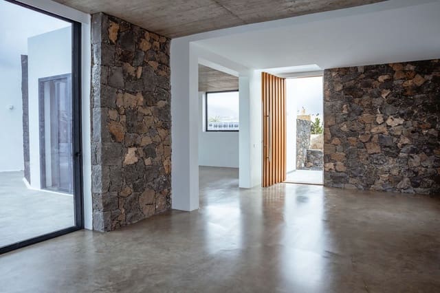 3 soveværelse Villa til salg i San Bartolomé med garage - € 600.000 (Ref: 8246845)