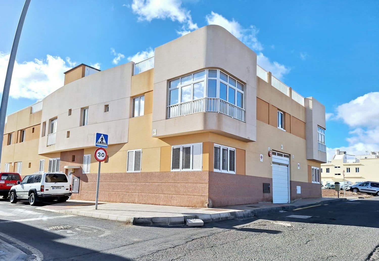 2 bedroom Apartment for sale in Arrecife with garage - € 200,000 (Ref: 9508227)