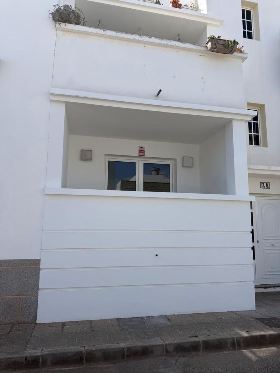 2 bedroom Apartment for sale in Arrecife with garage - € 150,000 (Ref: 9923126)