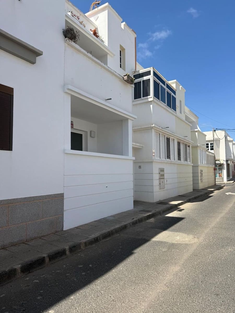 2 bedroom Apartment for sale in Arrecife with garage - € 150,000 (Ref: 9923126)