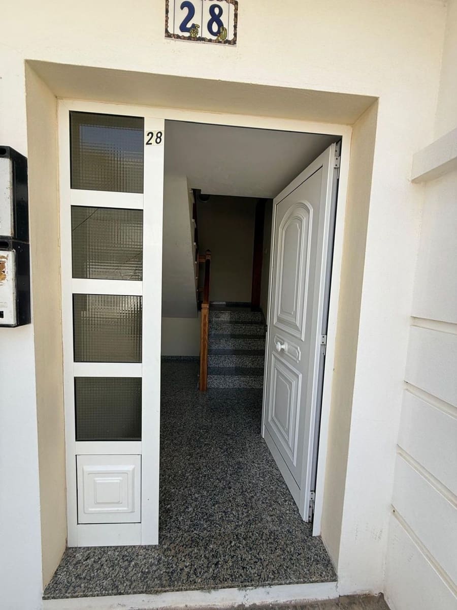 2 bedroom Apartment for sale in Arrecife with garage - € 150,000 (Ref: 9923126)