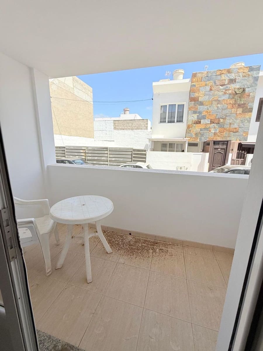 2 bedroom Apartment for sale in Arrecife with garage - € 150,000 (Ref: 9923126)