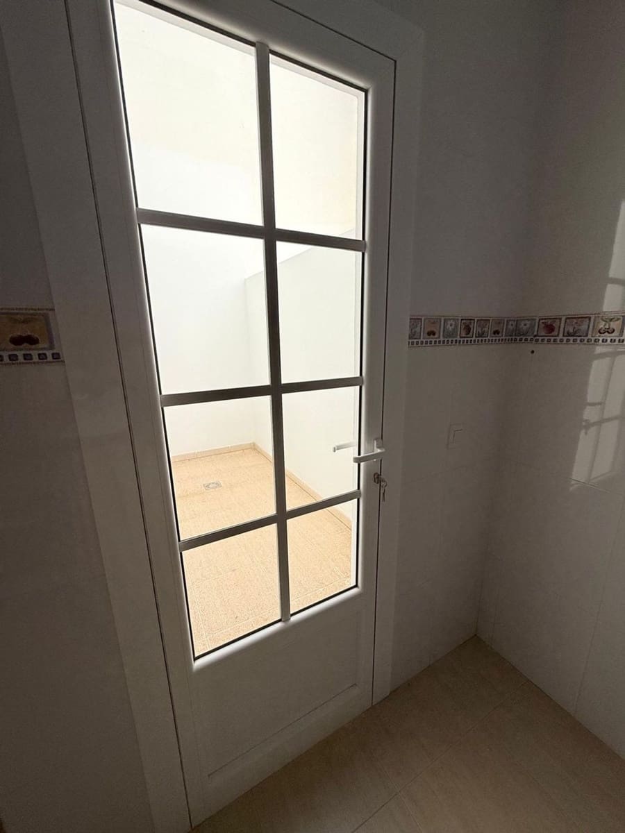 2 bedroom Apartment for sale in Arrecife with garage - € 150,000 (Ref: 9923126)