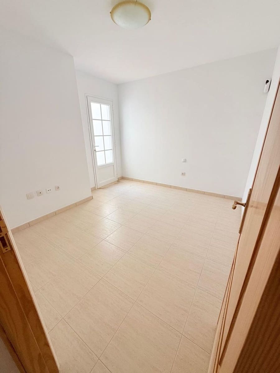 2 bedroom Apartment for sale in Arrecife with garage - € 150,000 (Ref: 9923126)