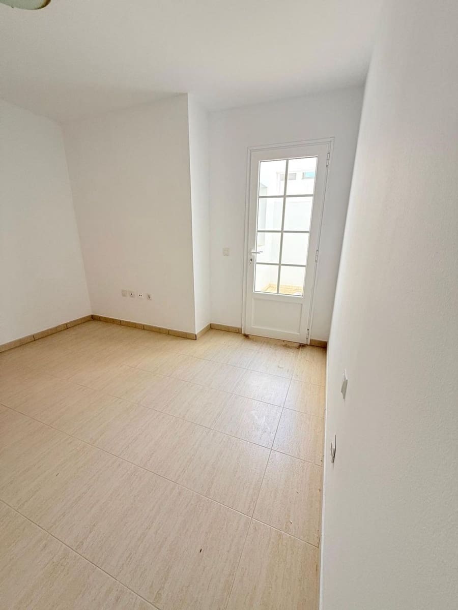 2 bedroom Apartment for sale in Arrecife with garage - € 150,000 (Ref: 9923126)