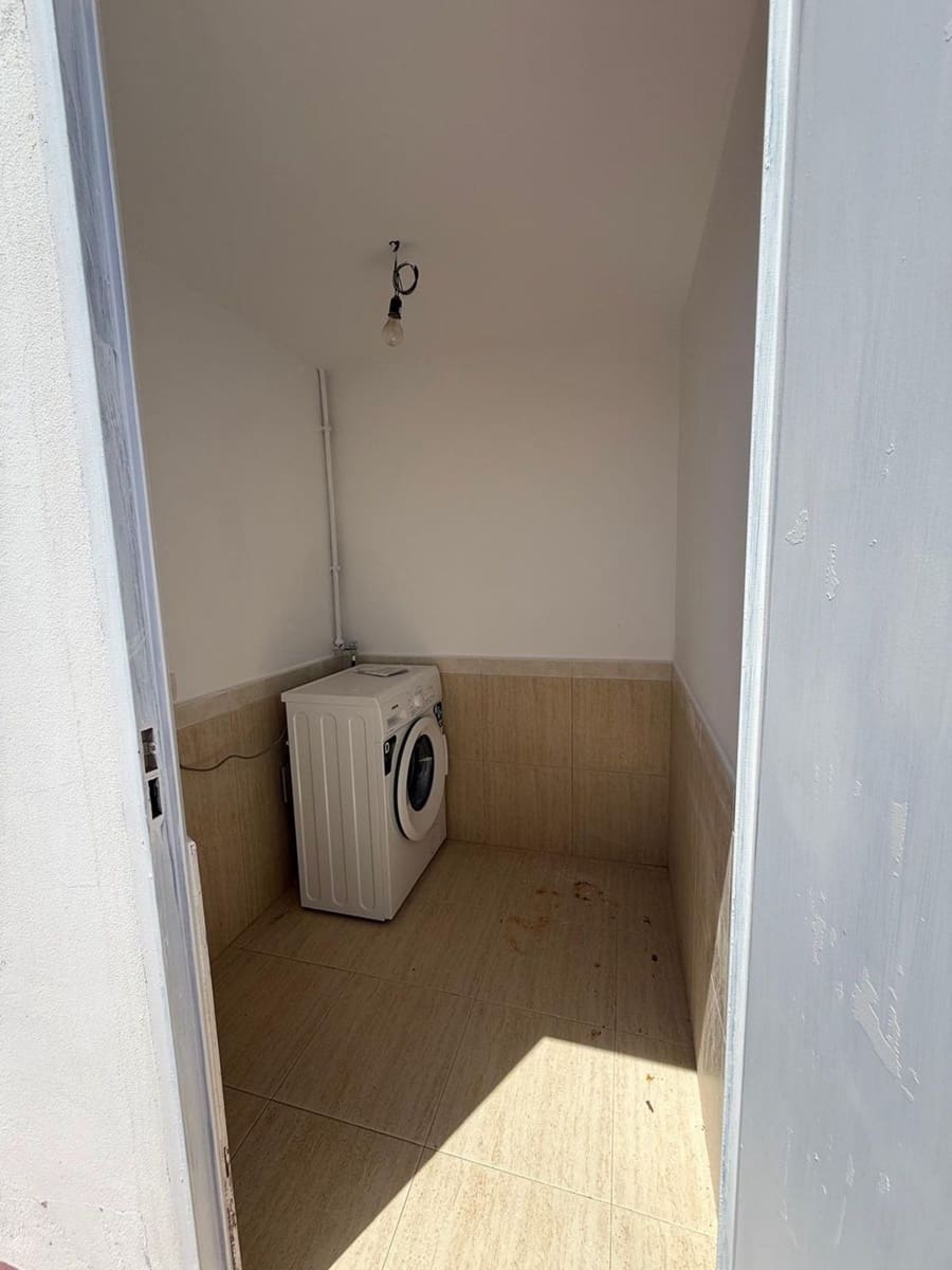 2 bedroom Apartment for sale in Arrecife with garage - € 150,000 (Ref: 9923126)