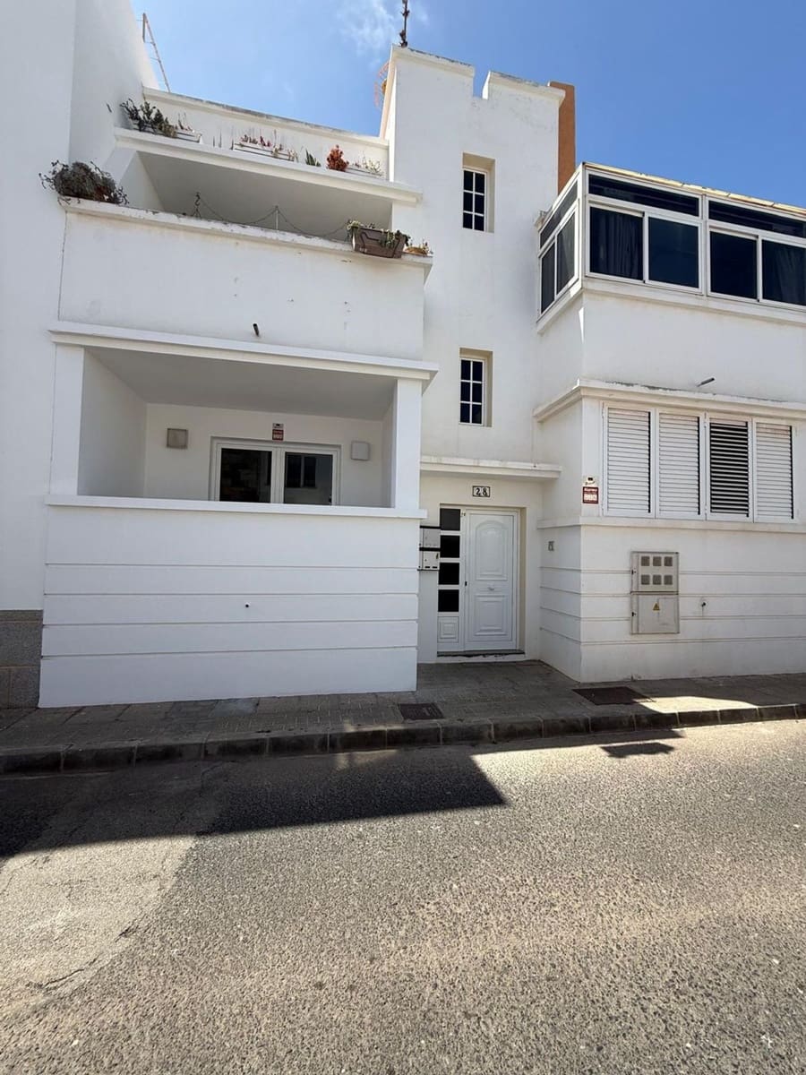 2 bedroom Apartment for sale in Arrecife with garage - € 150,000 (Ref: 9923126)