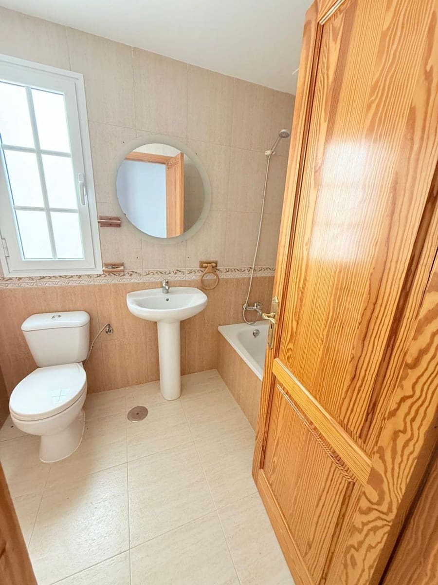 2 bedroom Apartment for sale in Arrecife with garage - € 150,000 (Ref: 9923126)
