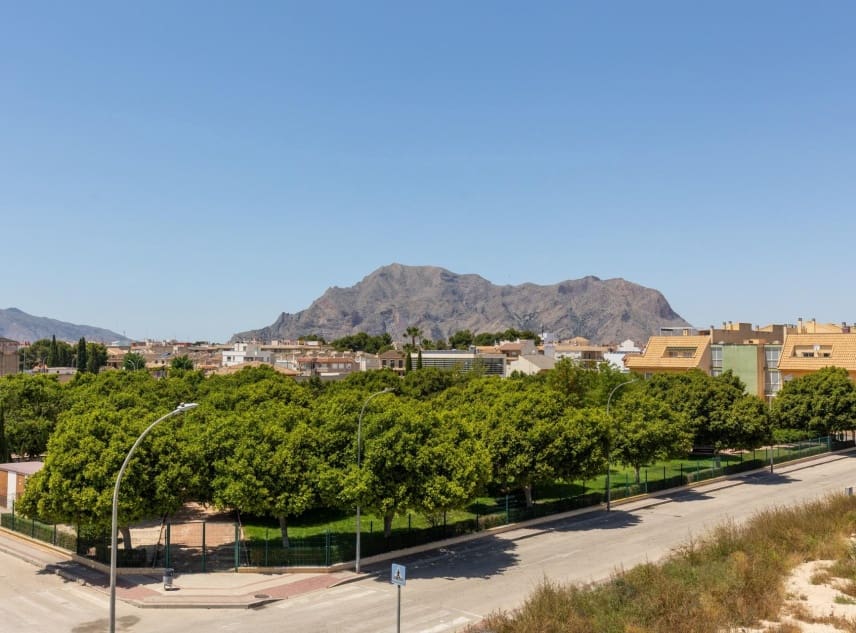 Chalet de 3 habitaciones en Rafal en venta con piscina garaje - 295.000 € (Ref: 10076773)