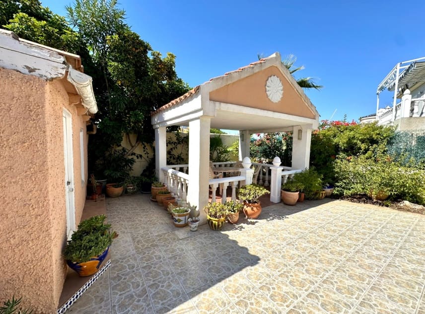 2 slaapkamer Villa te koop in San Luis met zwembad garage - € 283.500 (Ref: 10124717)
