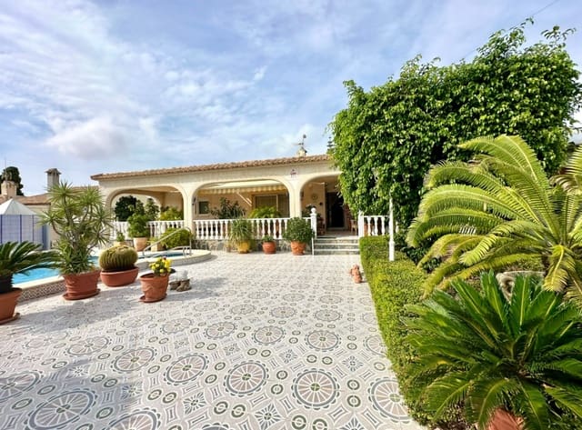 4 chambre Villa/Maison à vendre à El Chaparral, Torrevieja avec piscine garage - 550 000 € (Ref: 10138756)